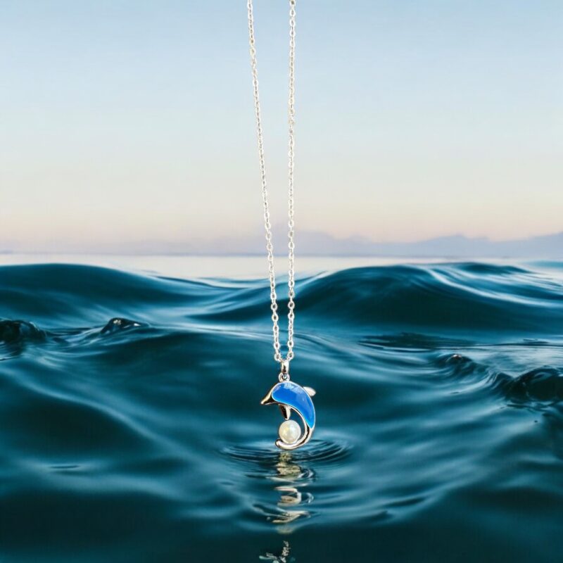 Fish pendant necklace